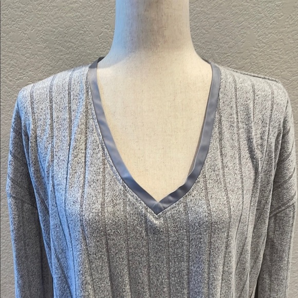 TED BAKER Chic Gray V-Neck Sweater with Stripes Sz Sm - Picture 2 of 7